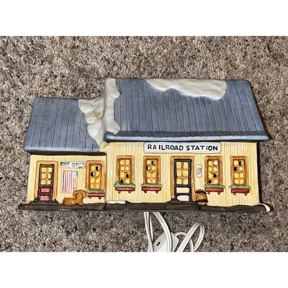 AMERICANA Other - AMERICANA RAILROAD STATION Christmas House Illuminated Porcelain Village